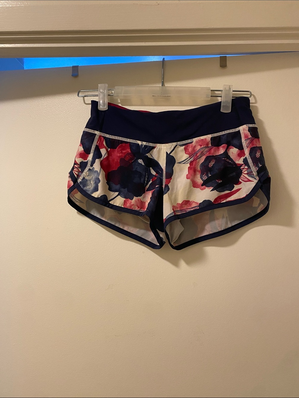 Authentic Lululemon floral Women’s Size 2
Shorts